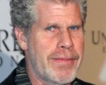 Ron Perlman alle prese con gli zombi dementi