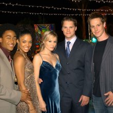 Percy Daggs III, Tessa Thompson, Kristen Bell, Jason Dohring e Teddy Dunn sul set della puntata 'Visita dal passato' di Veronica Mars