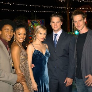 Percy Daggs III, Tessa Thompson, Kristen Bell, Jason Dohring e Teddy Dunn sul set della puntata 'Visita dal passato' di Veronica Mars