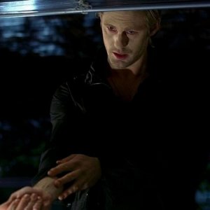 Alexander Skarsgård in una scena dell'episodio 'Shake and Fingerpop' della serie tv True Blood