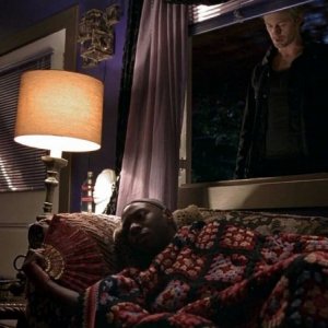 Nelsan Ellis e Alexander Skarsgård in una scena dell'episodio 'Shake and Fingerpop' della serie tv True Blood