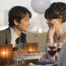 Joseph Gordon-Levitt e Zooey Deschanel in una romantica immagine del film (500) Days of Summer