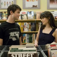 Joseph Gordon-Levitt e Zooey Deschanel in una scena di (500) Days of Summer