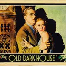 Raymond Massey e Gloria Stuart in una lobbycard a colori del film Il castello maledetto