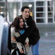 A.J. Cook disperata, sorretta da Michael Landes in una scena del film 'Final Destination 2'
