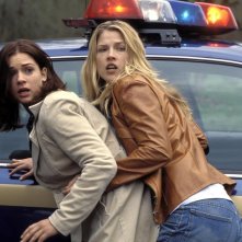 A.J. Cook e Ali Larter in preda alla paura in una scena del film Final Destination 2