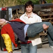 Clark (Tom Welling) salva Whitney (Eric Johnson) in L'uomo insetto, puntata della prima stagione di Smallville