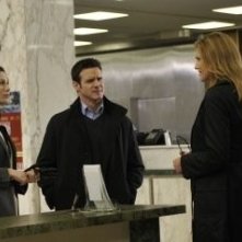 Eddie McClintock, Tricia Helfer e Joanne Kelly in una scena dell'episodio Resonance di Warehouse 13