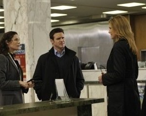 Eddie McClintock, Tricia Helfer e Joanne Kelly in una scena dell'episodio Resonance di Warehouse 13