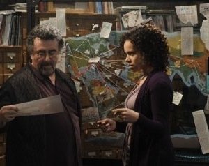 Genelle Williams e Saul Rubinek  in una scena dell'episodio Resonance di Warehouse 13