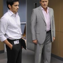 Nicholas Gonzalez con la guest star Steven Bauer in una scena dell'episodio Coda di Mental