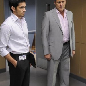 Nicholas Gonzalez con la guest star Steven Bauer in una scena dell'episodio Coda di Mental