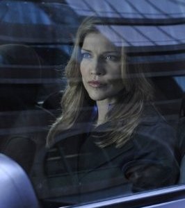 Tricia Helfer in una scena dell'episodio Resonance di Warehouse 13