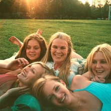 Una foto promo di Kirsten Dunst, Hanna Hall, Leslie Hayman, Chelse Swain e A.J. Cook per 'Il giardino delle vergini suicide'