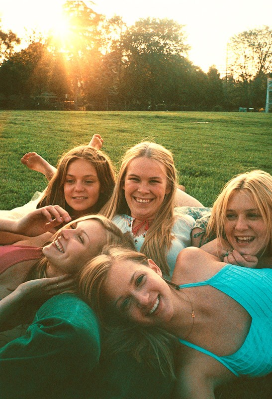 Una foto promo di Kirsten Dunst, Hanna Hall, Leslie Hayman, Chelse Swain e A.J. Cook per 'Il giardino delle vergini suicide'