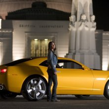 Megan Fox con Bumblebee, trasformato in Chevrolet, in una scena del film Transformers