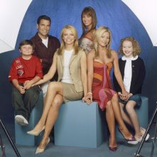 Una foto promo di: Paulie Litt, Ted McGinley, Faith Ford, Megan Fox, Kelly Ripa e Macey Cruthird per la serie Hope & Faith