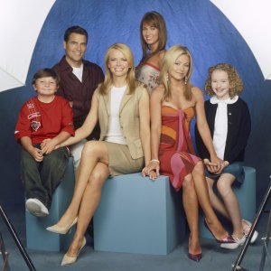 Una foto promo di: Paulie Litt, Ted McGinley, Faith Ford, Megan Fox, Kelly Ripa e Macey Cruthird per la serie Hope & Faith