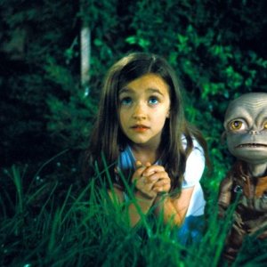 Ashley Boettcher e l'alieno Sparks in un'immagine del film Alieni in soffitta