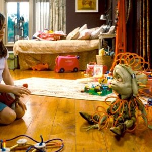 Ashley Boettcher e l'alieno Sparks in una scena del film Alieni in soffitta