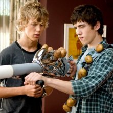Carter Jenkins e Austin Robert Butler in un'immagine del film Alieni in soffitta