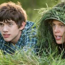 Carter Jenkins e Austin Robert Butler in una scena del film Alieni in soffitta