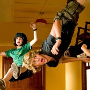 Henri Young, Austin Robert Butler e Regan Young in un'immagine del film Alieni in soffitta