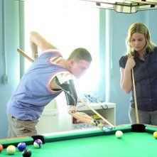 Michelle (Abbie Cornish) gioca a biliardo con un ex soldato in una scena del film 'Stop Loss'