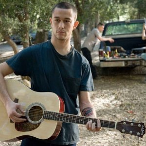 Tommy Burgess (Joseph Gordon-Levitt) suona la chitarra in una scena del film 'Stop Loss'