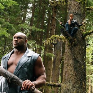 Bob Sapp (Stone) e Jennifer Garner in una scena del film Elektra