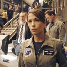 Christina Cox in una scena della serie Defying Gravity