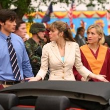 Clark, Lois e Chloe (Tom Welling, Erica Durance ed Allison Mack) dopo la festa del diploma in Gran Finale, ep. della Stagione 4 di Smallville