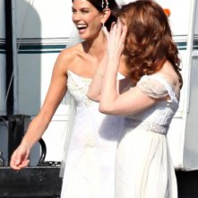 Dana Delany e Teri Hatcher raggianti sul set della sesta stagione di Desperate Housewives