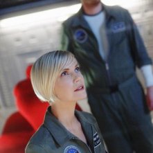 Laura Harris e Dylan Taylor (sullo sfondo) in una scena della serie Defying Gravity