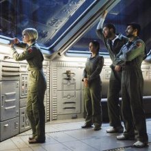 Laura Harris, Paula Garces, Dylan Taylor ed Eyal Podell in una scena della serie Defying Gravity