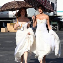 Ombrelli e abiti bianchi per Dana Delany con Teri Hatcher sul set della sesta stagione di Desperate Housewives