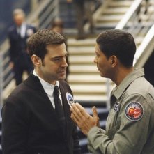 Ron Livingston e Zahf Paroo in una scena della serie Defying Gravity