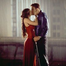 Il bacio appassionato tra Jennifer Garner (Elektra Natchios) e Ben Affleck (Matt Murdock) in una scena del film Daredevil