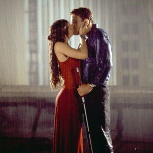 Il bacio appassionato tra Jennifer Garner (Elektra Natchios) e Ben Affleck (Matt Murdock) in una scena del film Daredevil