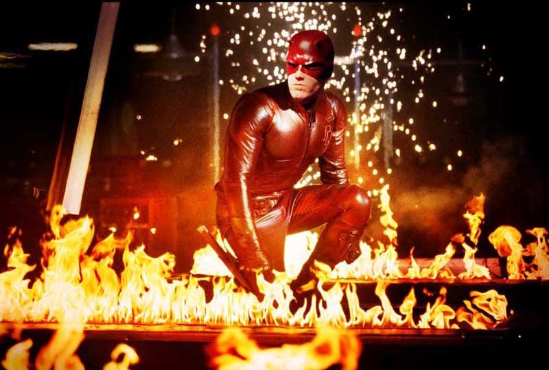 Il personaggio Daredevil (Ben Affleck) in mezzo alle fiamme nel film Daredevil