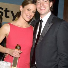 Scott Foley e Jennifer Garner, vincitrice come 'Miglior attrice in una serie drammatica' ai Golden Globes Awards 2002