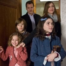 Aryana Engineer, Jimmy Bennett, Peter Sarsgaard, Vera Farmiga e Isabelle Fuhrman in una scena dell'horror Orphan