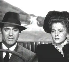 Cary Grant con Joan Fontaine in una scena del film Il sospetto di ALfred Hitchcock
