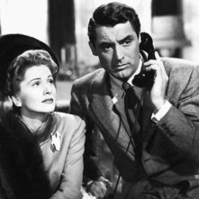 Cary Grant e Joan Fontaine in una scena del film Il sospetto
