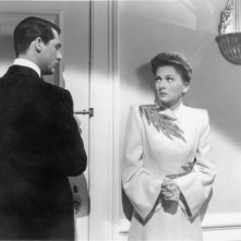 Cary Grant e Joan Fontaine in una scena del film Il sospetto (1943)