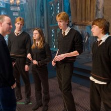 David Yates, James Phelps, Bonnie Wright, Oliver Phelps e Rupert Grint insieme sul set del film Harry Potter e l'Ordine della Fenice