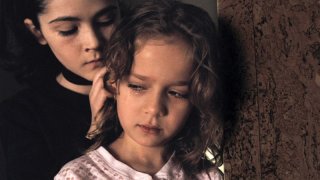 Isabelle Fuhrman e Aryana Engineer in una scena dell'horror Orphan