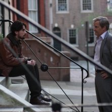 Lou Taylor Pucci e Jeff Daniels in una scena del film The Answer Man