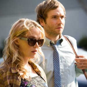 Pell James e Mark Webber in una scena del film Shrink