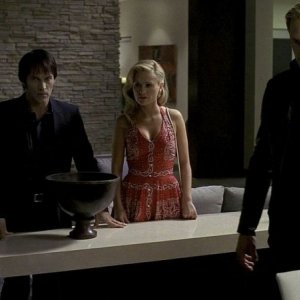 Stephen Moyer, Anna Paquin e Alexander Skarsgård in un'immagine dell'episodio 'Never Let Me Go' della serie tv True Blood